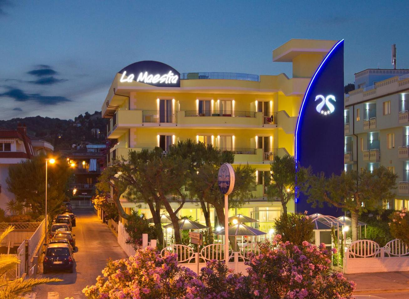 Hotel La Maestra Гротамаре Екстериор снимка